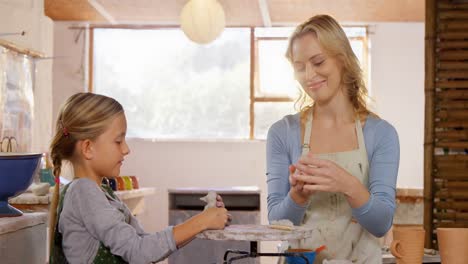 Madre-E-Hija-Haciendo-Un-Juguete-De-Arcilla