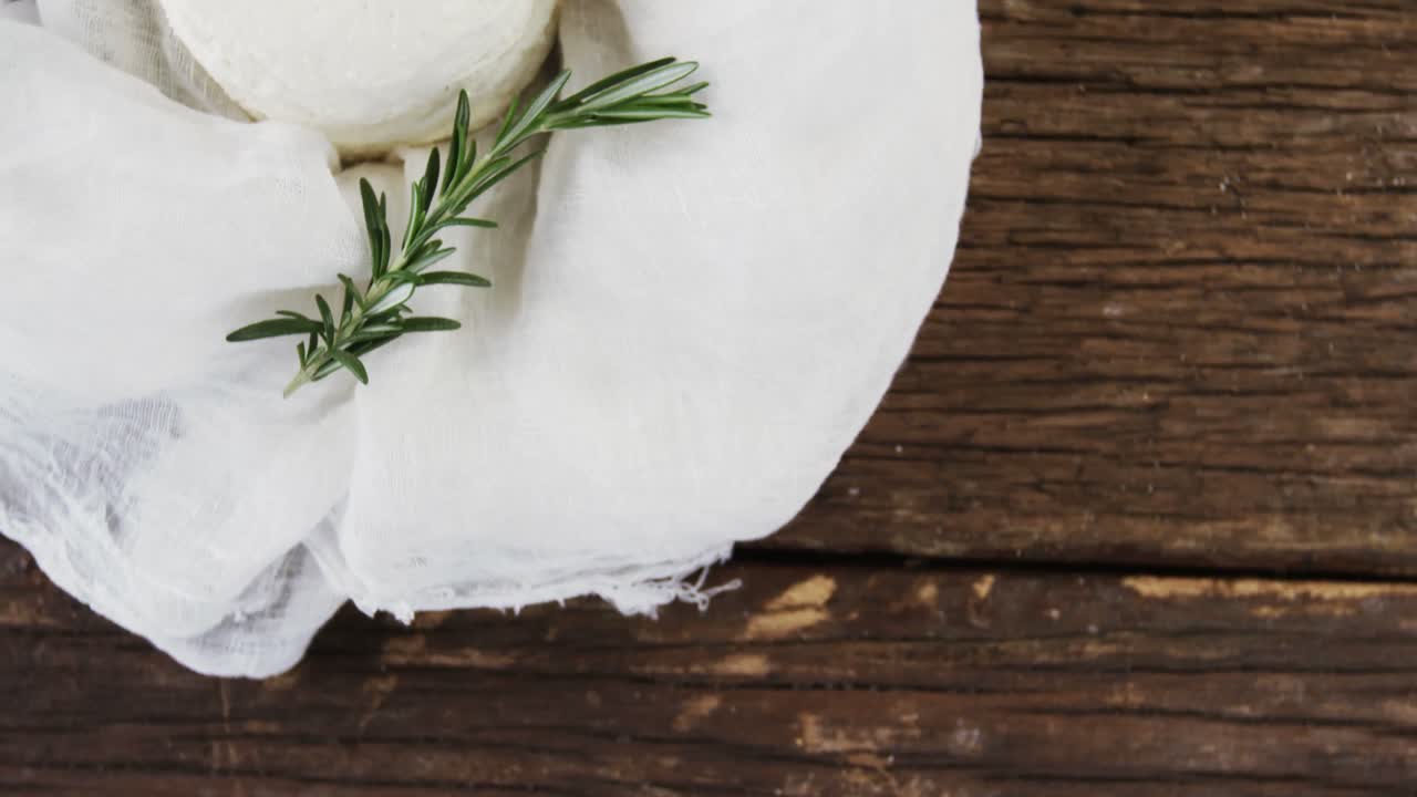 queso con hierba de romero