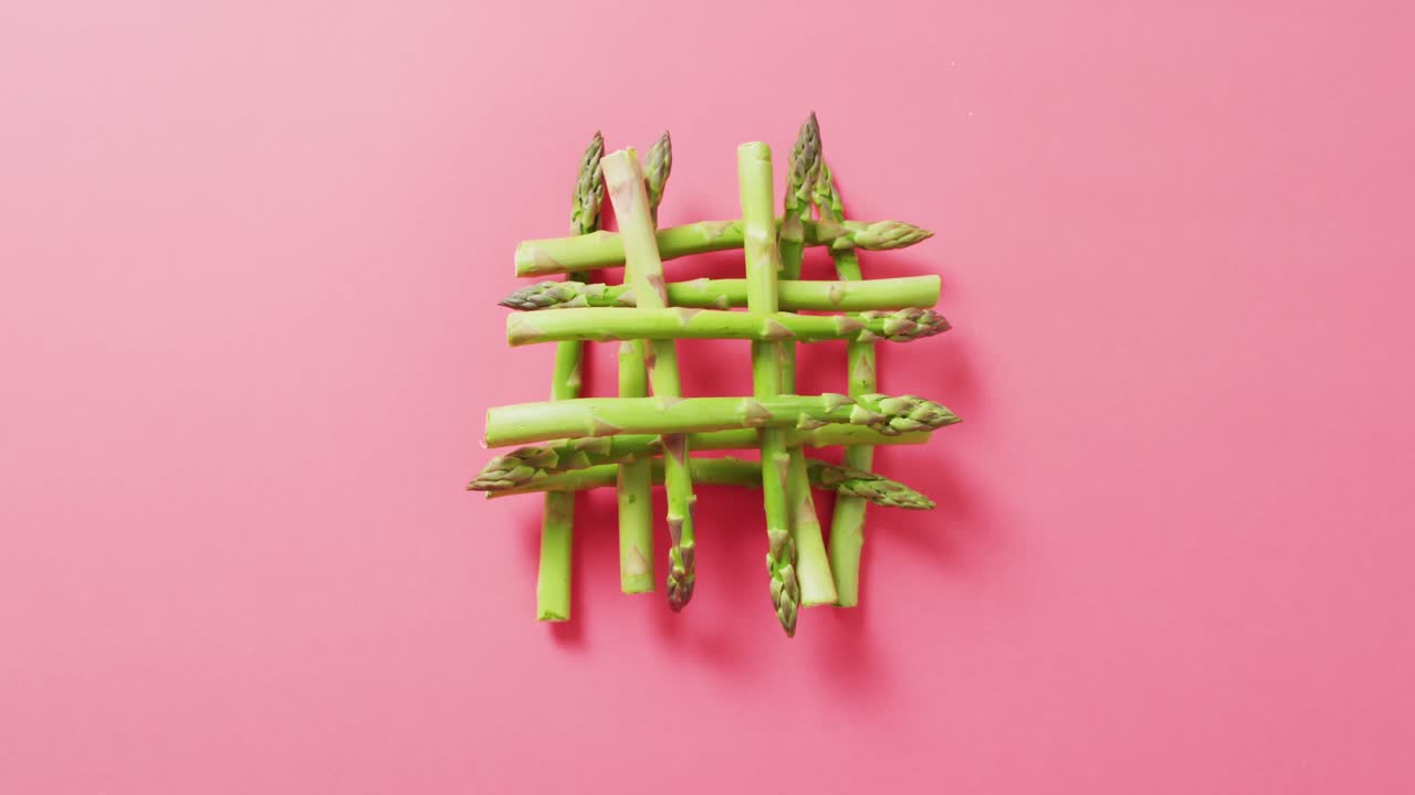 video de espárragos frescos sobre un fondo rosado