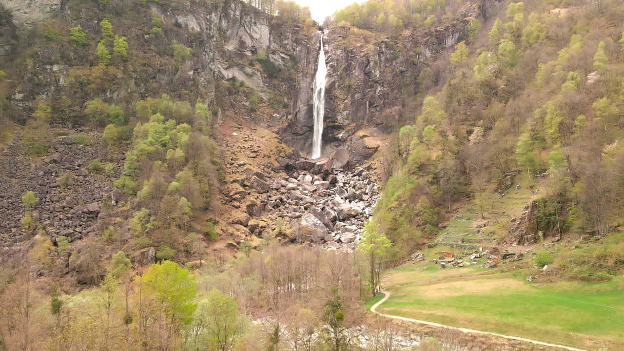 Cascata che precipita su massi rocciosi a Foroglio, Valle Bavona, a nord di Locarno, nel sud della Svizzera.