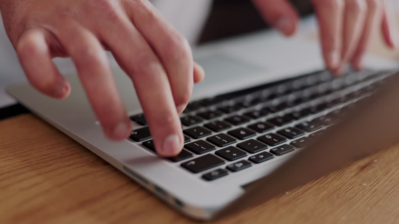 손, 노트북 또는 소프트웨어 오류와 분노한 사람