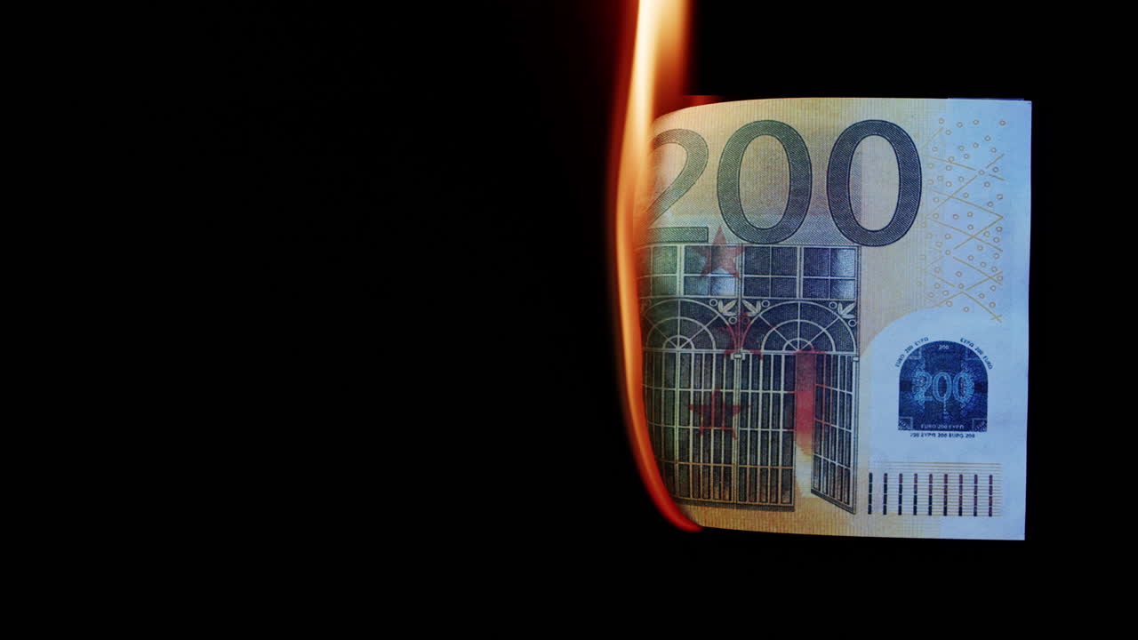 Burning 200 Euro Note