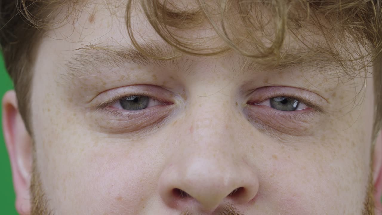 은 머리, 곱슬머리와 얼룩이 있는 남성, 카메라로 직접 쳐다본다, 클로즈업 매크로 초상화, 느린 동작 준비 59.97fps