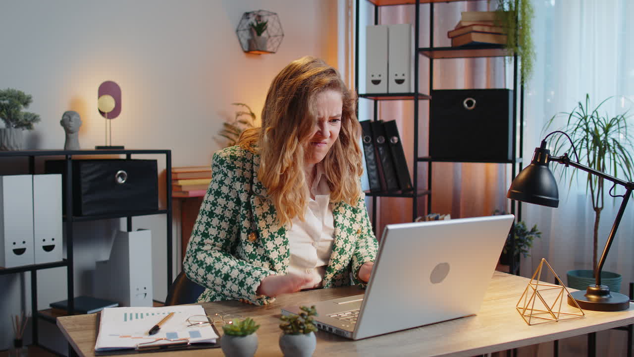 donna d'affari frustrata con problemi di software con errore di laptop o notifica di virus errato