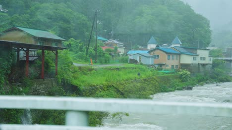 Fuertes-Lluvias-Sobre-La-Aldea-De-Nagoro-En-Tokushima,-Japón