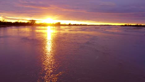 Hermosa-Toma-Aérea-Del-Río-Platte-Y-Los-Rápidos-Que-Fluyen-Cerca-De-Kearney,-Nebraska