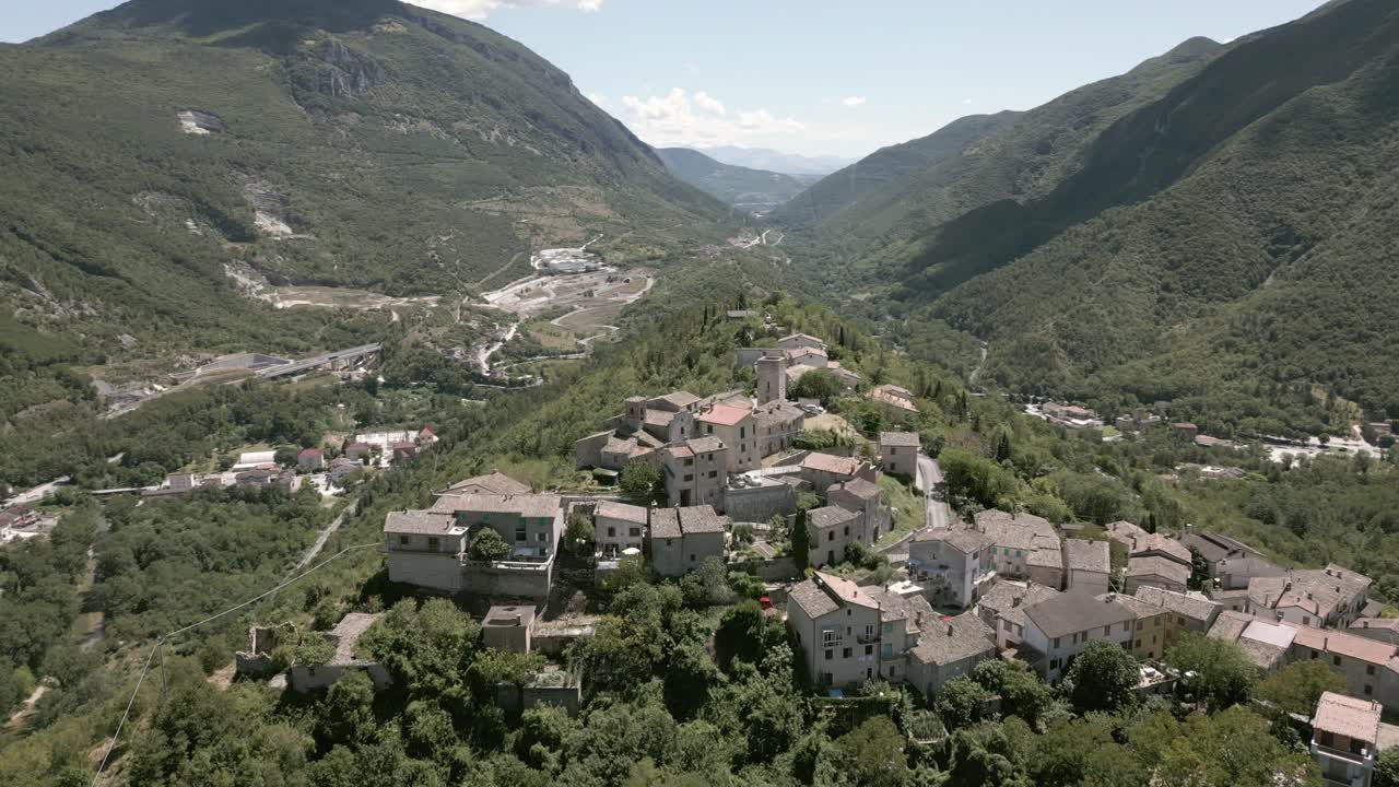 Drone footage over &amp;quot;Pierosara&amp;quot; a little town at the beautiful &amp;quot;Gola della Rossa&amp;quot; - Frasassi Caves Marche - Italy