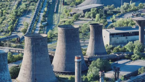 Vista-Ampliada-De-Grandes-Torres-De-Enfriamiento-En-Una-Planta-De-Reciclaje-De-Metales