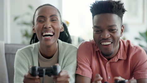 Gente-Negra,-Pareja-Jugando-Videojuegos