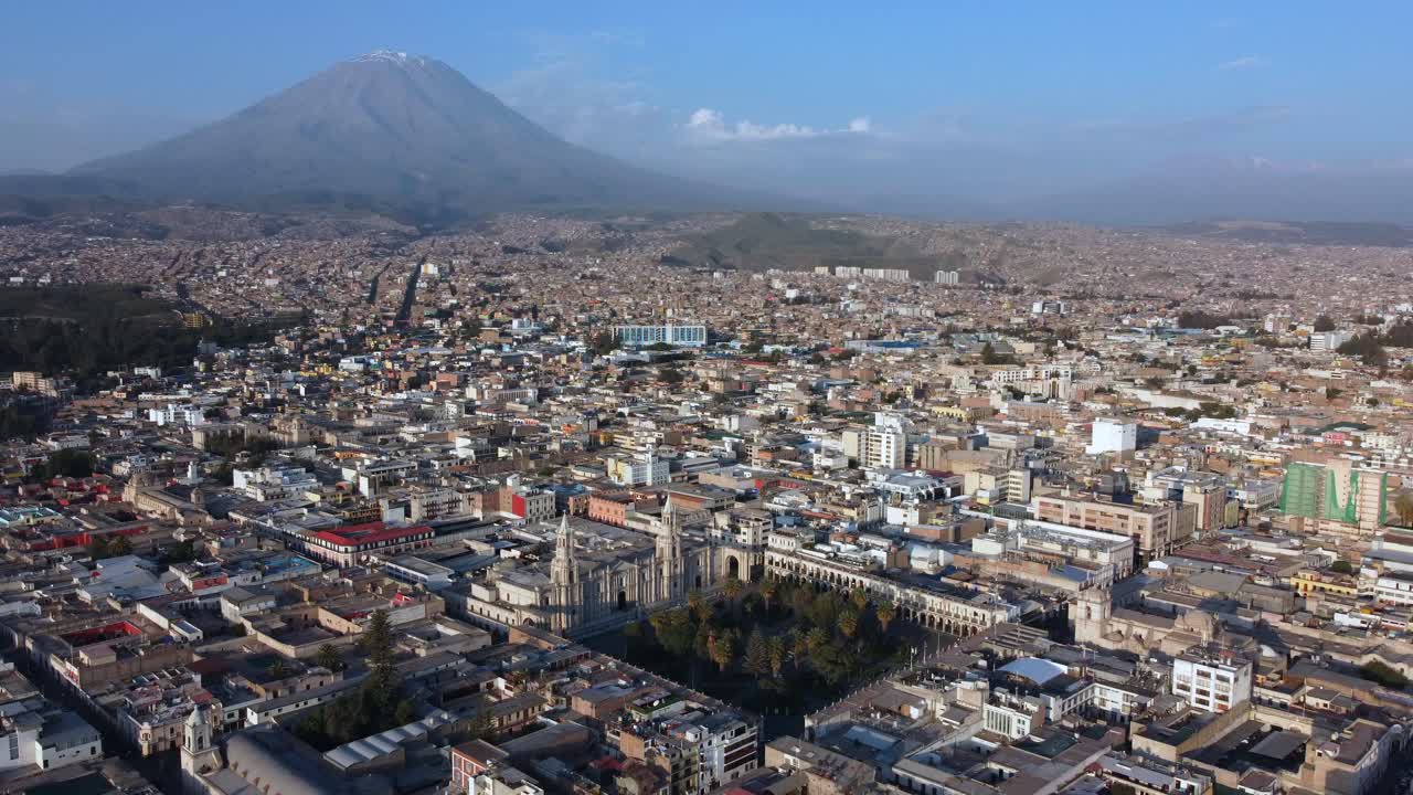 Vista aérea de la Ciudad de Arequipa con el Volcán Misti en Perú.