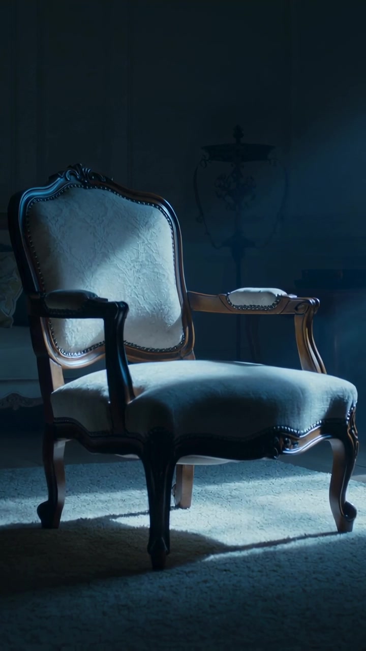 Video verticale: Luce blu cangiante che si muove su una poltrona ornata in salotto, rivelandone la trama.