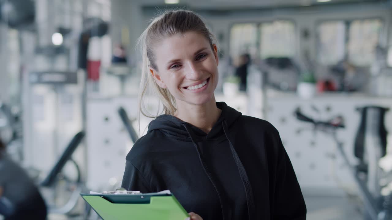 Porträt einer weiblichen Fitnesslehrerin im Fitnessstudio
