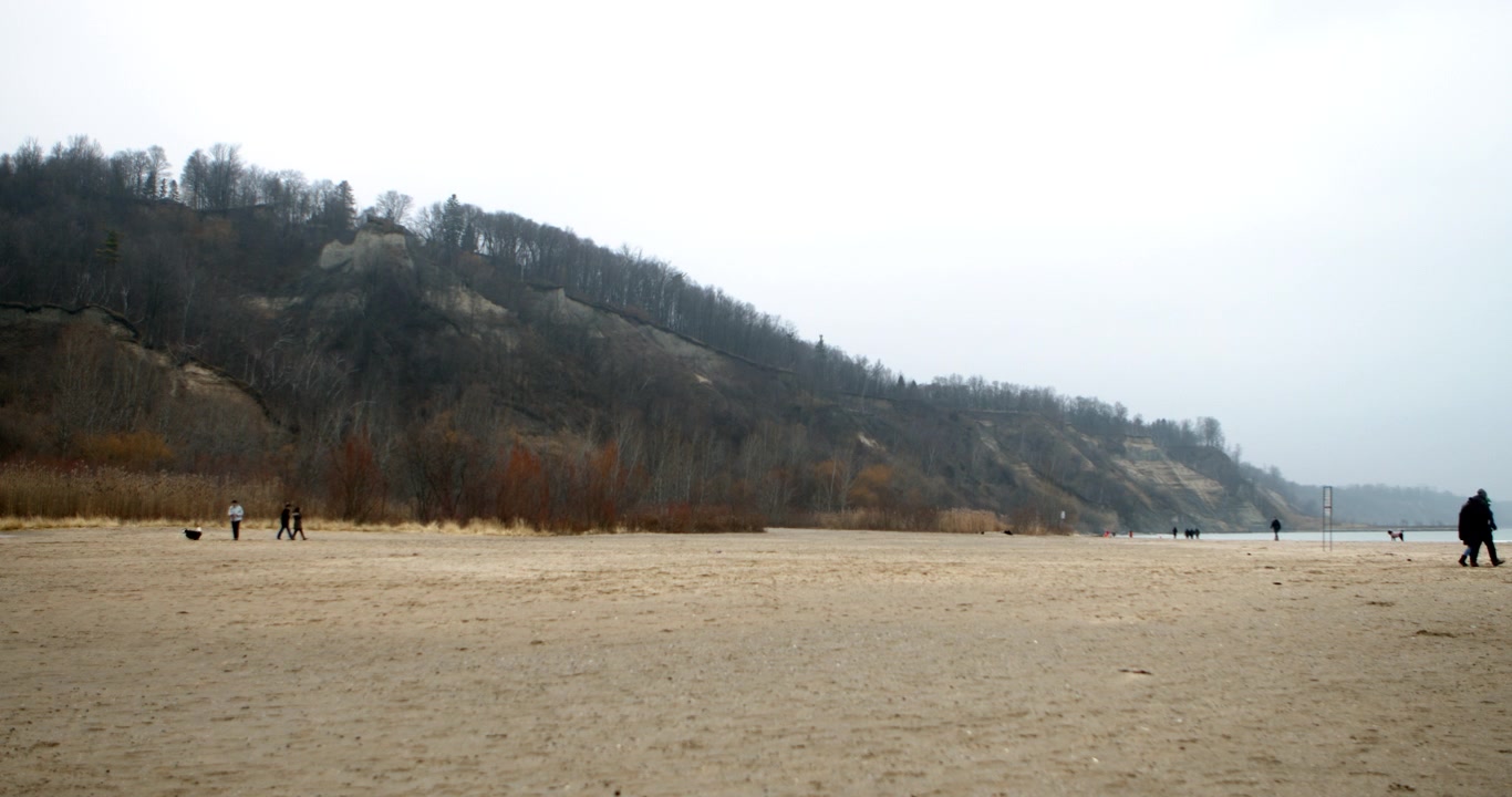 Orang-orang menikmati hari Natal yang mendung di pantai Scarborough Bluffs, Toronto, Kanada. Klip kedua dari empat.