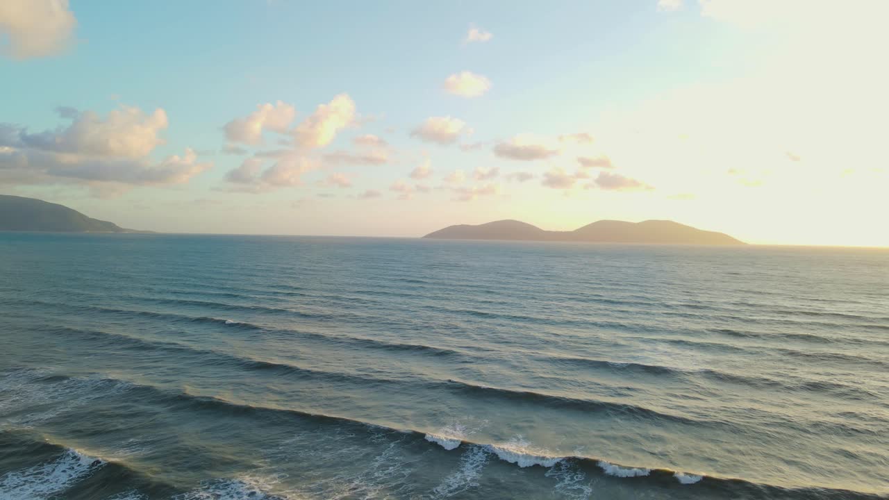 푸른 하늘과 매혹적인 태양, 알바니아 아래 산과 스카이라인의 범위가 있는 평화로운 해변의 상징적인 전망