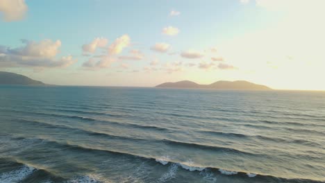 Ein-Ikonischer-Blick-Auf-Den-Friedlichen-Strand-Mit-Der-Kette-Der-Berge-Und-Der-Skyline-Unter-Dem-Blauen-Himmel-Und-Der-Faszinierenden-Sonne,-Albanien