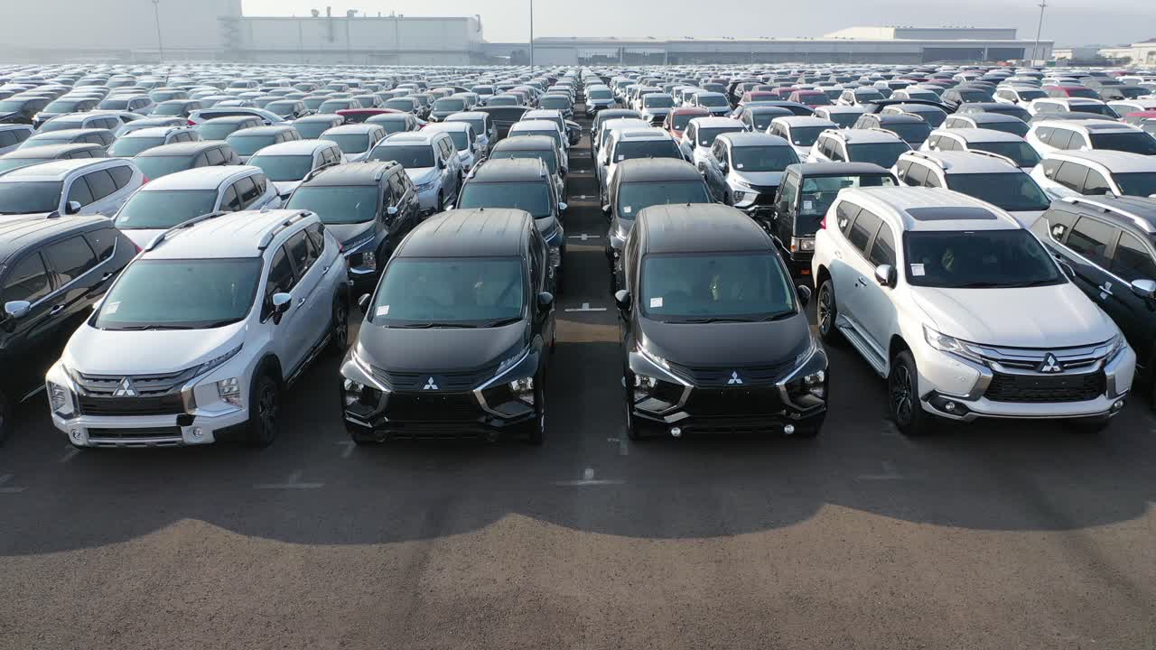 주차장 에 있는 많은 차 들