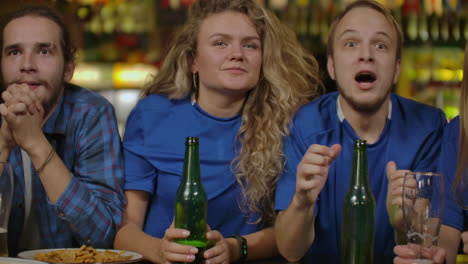 Freunde-Oder-Fußballfans,-Die-In-Der-Bar-Fußball-Schauen