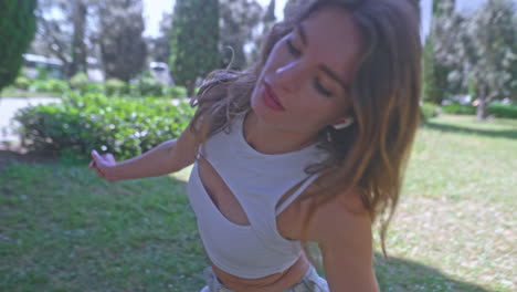 mujer posando en un parque