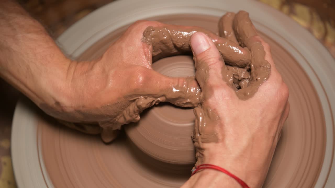 primer plano de un hombre alfarero haciendo un cuenco de arcilla en una rueda de alfarero de arcilla