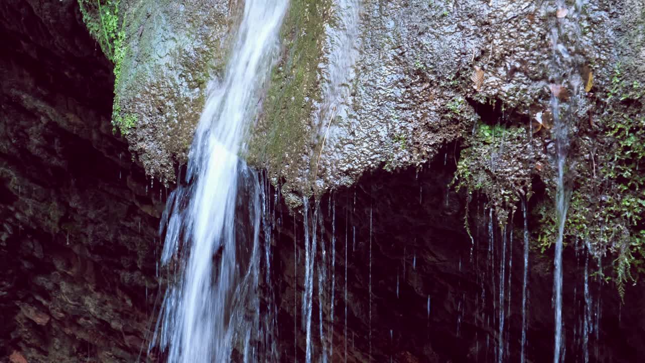 hermoso fondo de cascada en bucle de primer plano con el flujo de agua relajante sonido de la naturaleza en 4k
