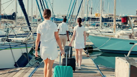 puerto de barco, maleta y la espalda de la gente caminando a