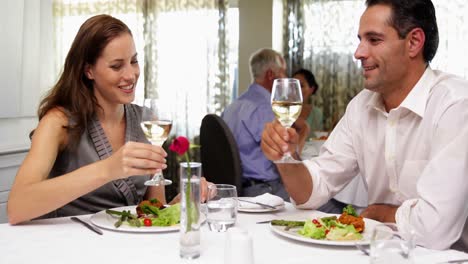 Pareja-Teniendo-Una-Comida-Romántica-Juntos