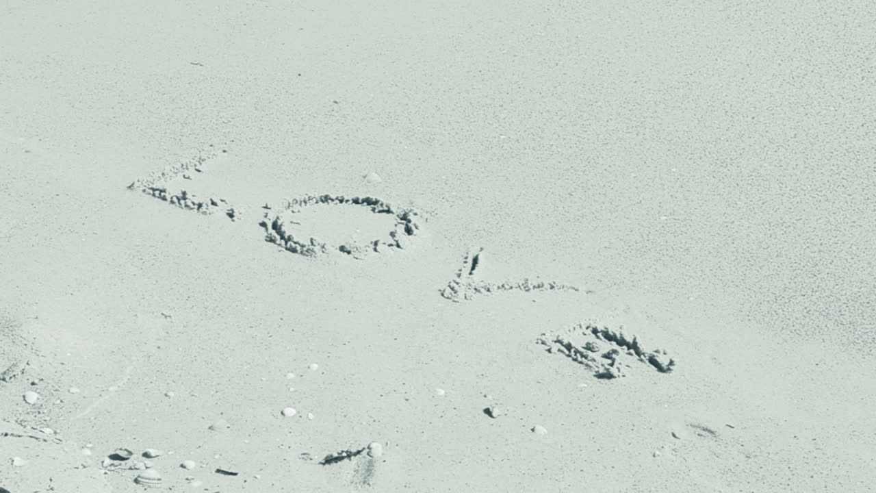 Ti amo, la scritta viene cancellata da un'onda. Ti amo