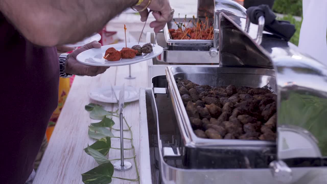carne en el buffet de una boda india