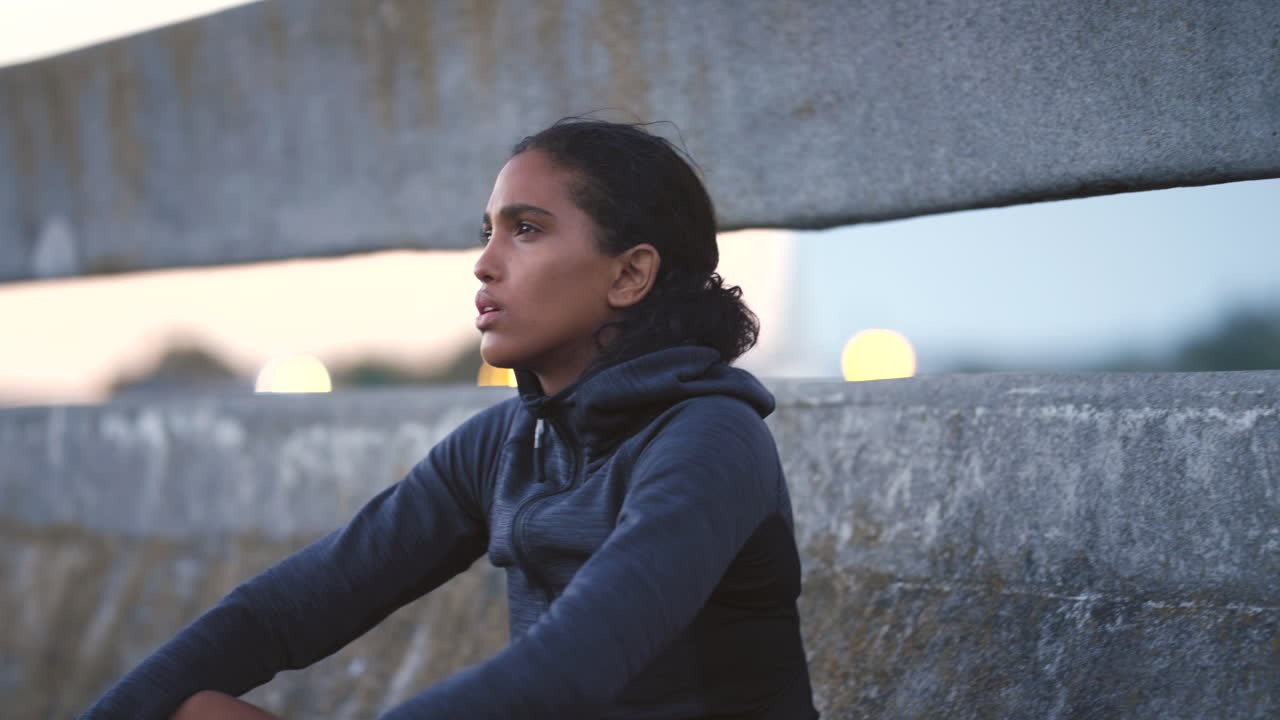 mujer tomando un descanso de correr