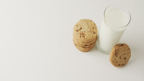 video de galletas con chocolate y leche sobre fondo blanco