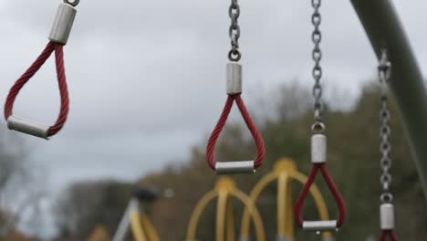 Ein-Leerer-Spielplatz-Mit-Hin--Und-Herschwingenden-Geräten