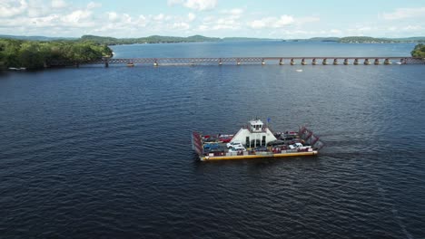 Die-Merrimac-Autofähre-überquert-Den-Wisconsin-River-3