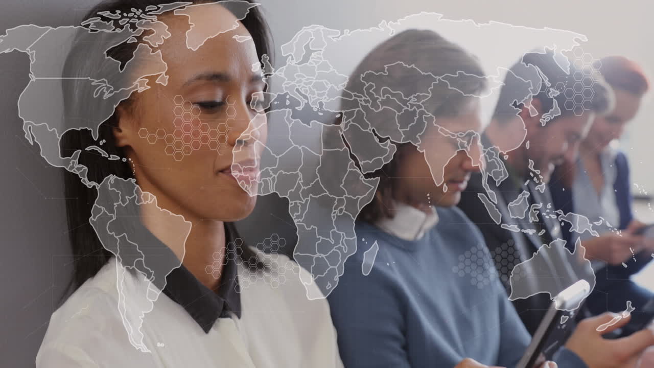 animación de un mapa sobre diversas personas sentadas en sillas y usando teléfonos inteligentes en la oficina.