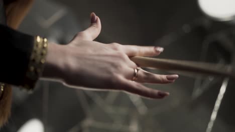 mujer tocando la batería