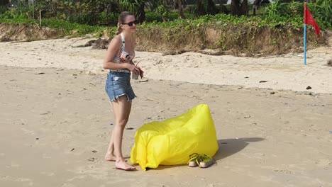 mujer en la playa