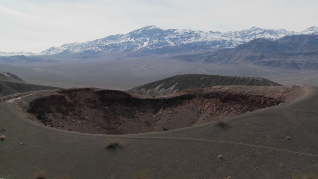 un increíble cráter volcánico en el parque nacional del valle de la muerte