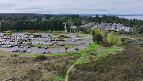 estacionamiento cerca de la costa paisaje residencial cerca de tacoma, washington, estados unidos
