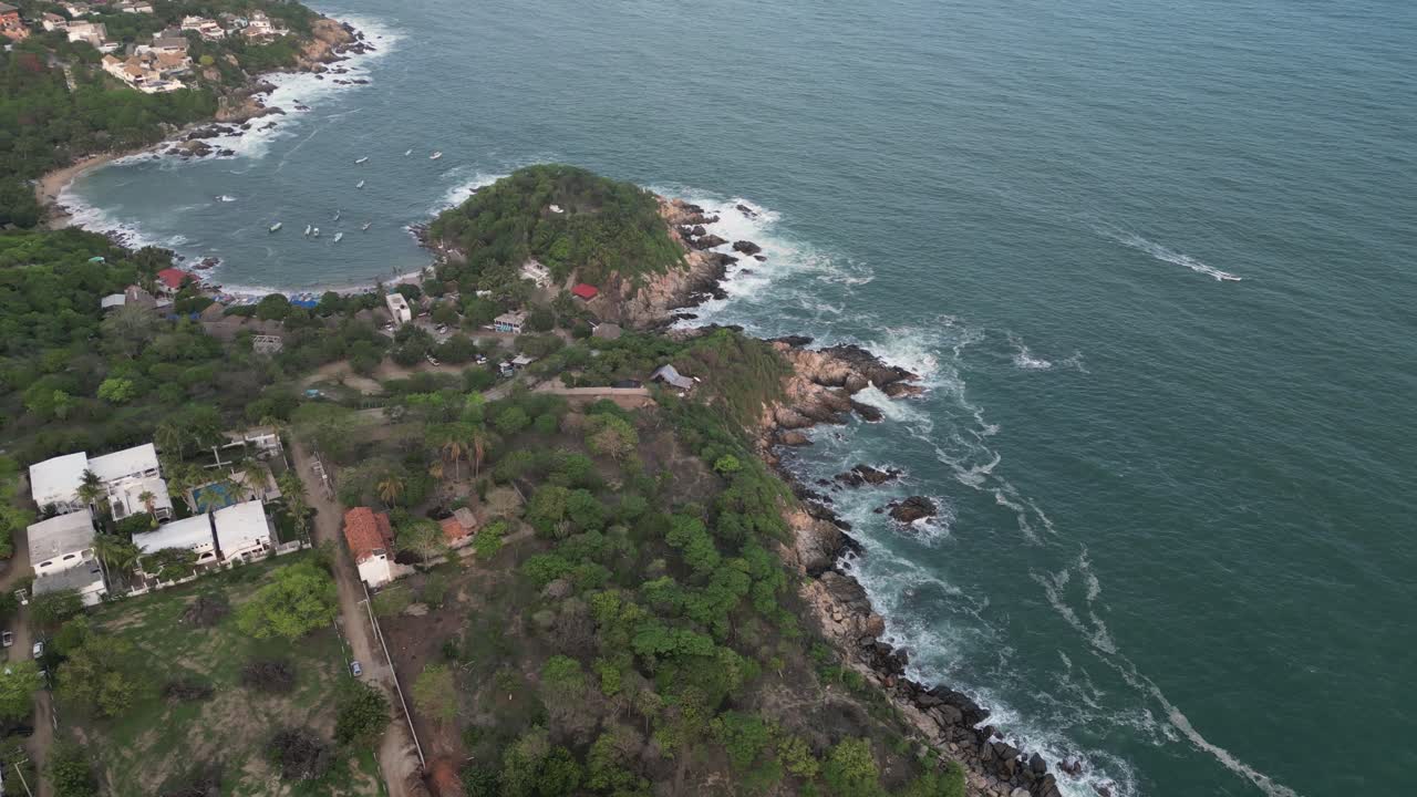 Drohnenflug über die Strände von Puerto Escondido, Oaxaca, Mexiko.