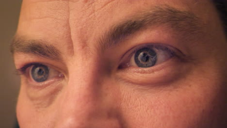 primer plano de los ojos de un hombre caucásico, con los ojos abiertos, mirando