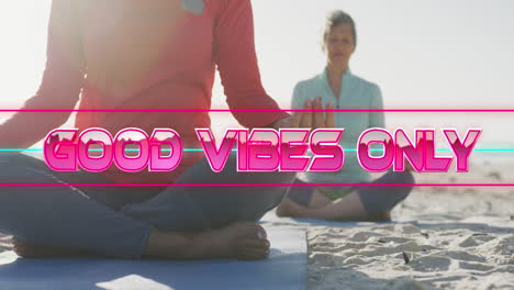 animación de texto sólo buenas vibraciones, en rosa brillante, con mujeres mayores felices meditando en la playa