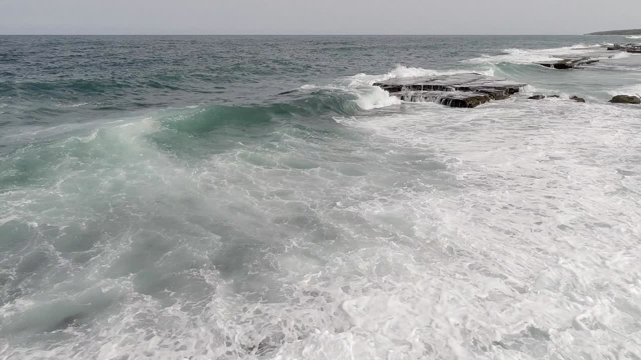 olas rompiendo en las rocas en san gregorio de nigua en república dominicana