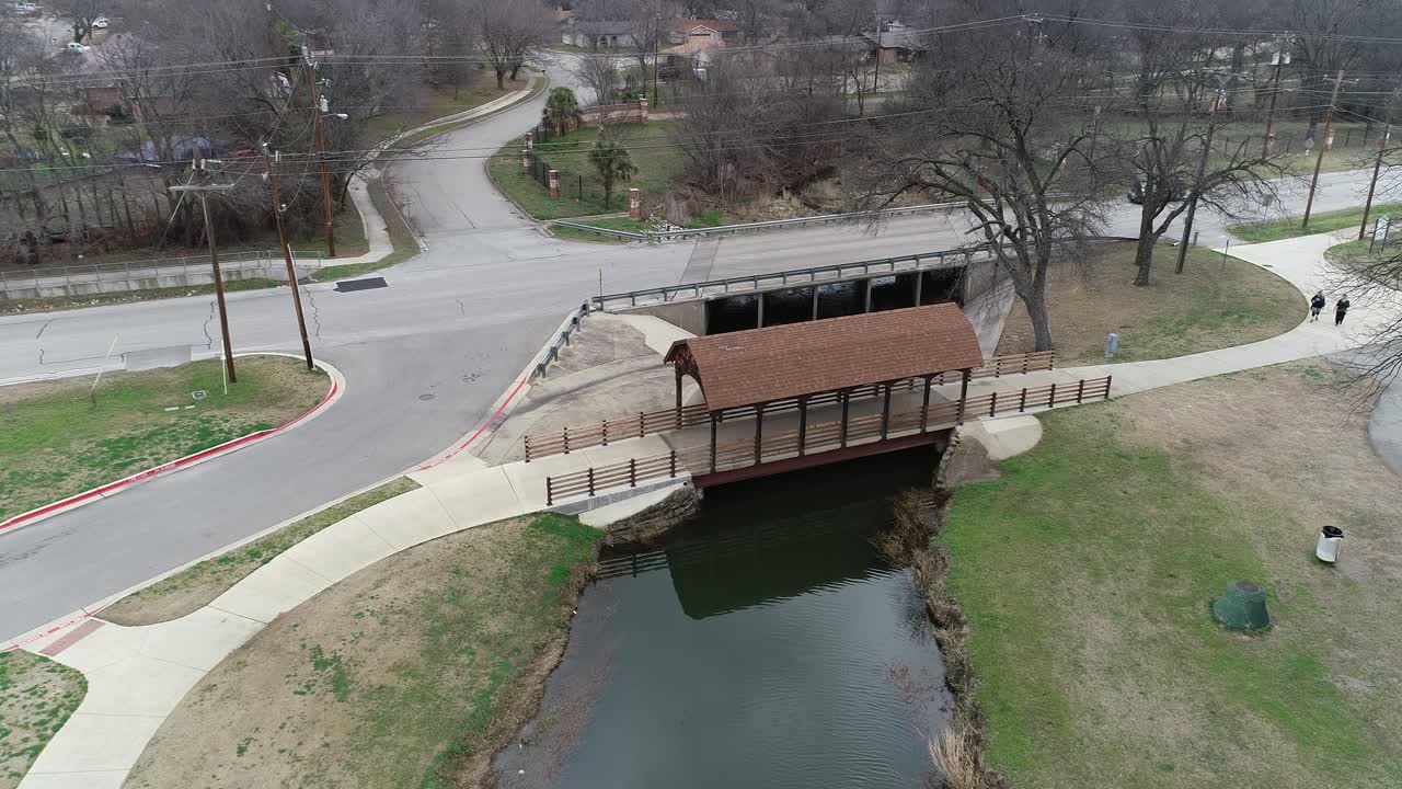 Questo è un video aereo di Bear Creek Park a Keller, Texas