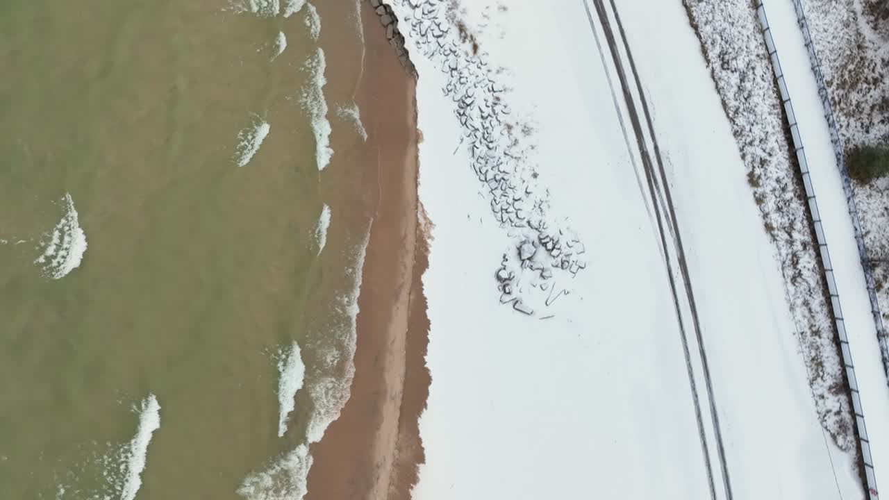 겨울에 강화된 침식 구역 위로 직접적인 공중