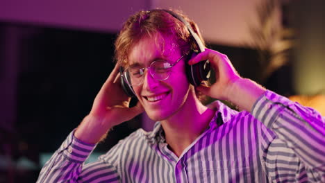 hombre escuchando música con auriculares