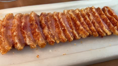 바삭 바삭 바삭한 돼지 고기 딱딱 거리는 소리, 맛있는 삼겹살, 4k 샷