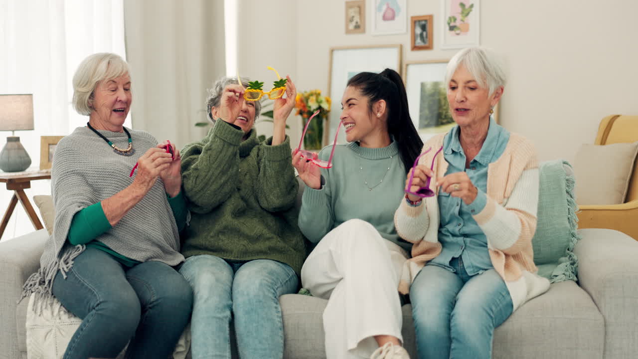 고령 여성, 선글라스 및 친구