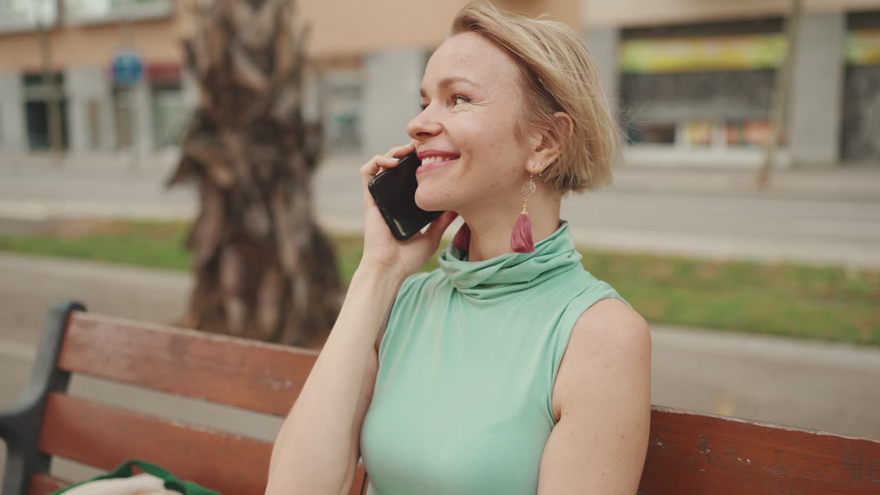 전화 통화하는 여자