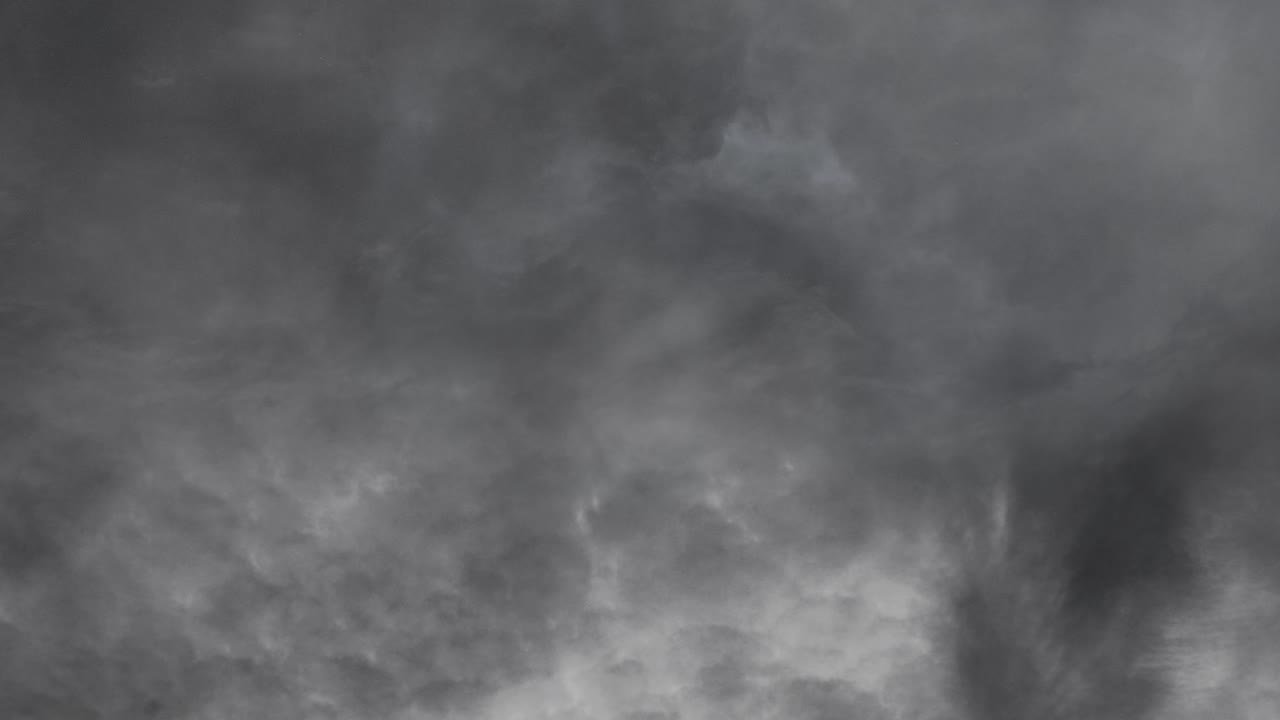 먹구름과 뇌우가 하늘에 계속되고 있었다