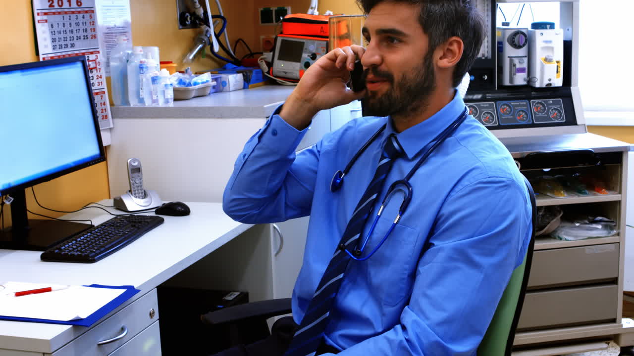 Doctor hablando por teléfono móvil