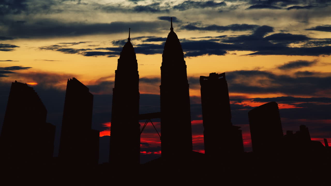 Silhouette dello skyline di Kuala Lumpur al tramonto